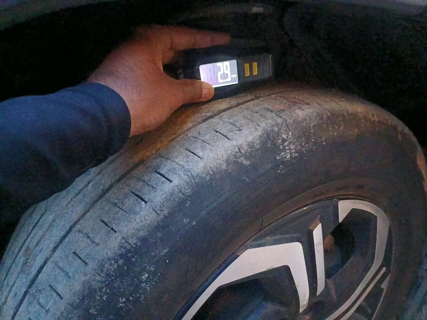 2023 Maruti BREZZA VXI SMART HYBRID, Petrol, Manual, 82,190 km, tyre