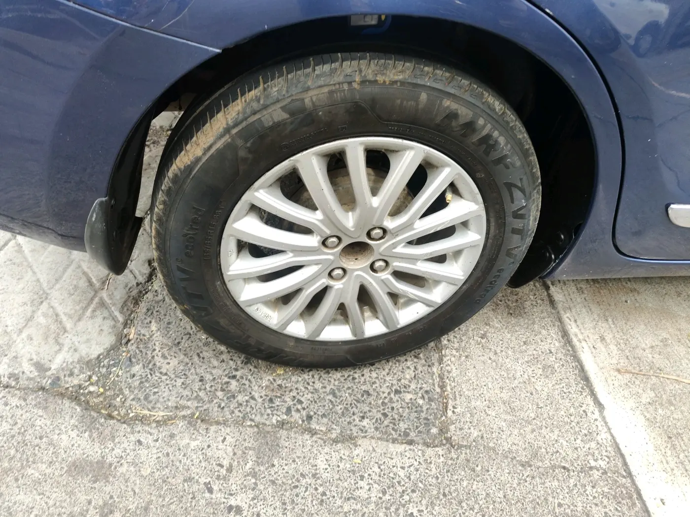 2020 Maruti Dzire ZXI AMT, CNG, Automatic, 1,03,850 km, tyre