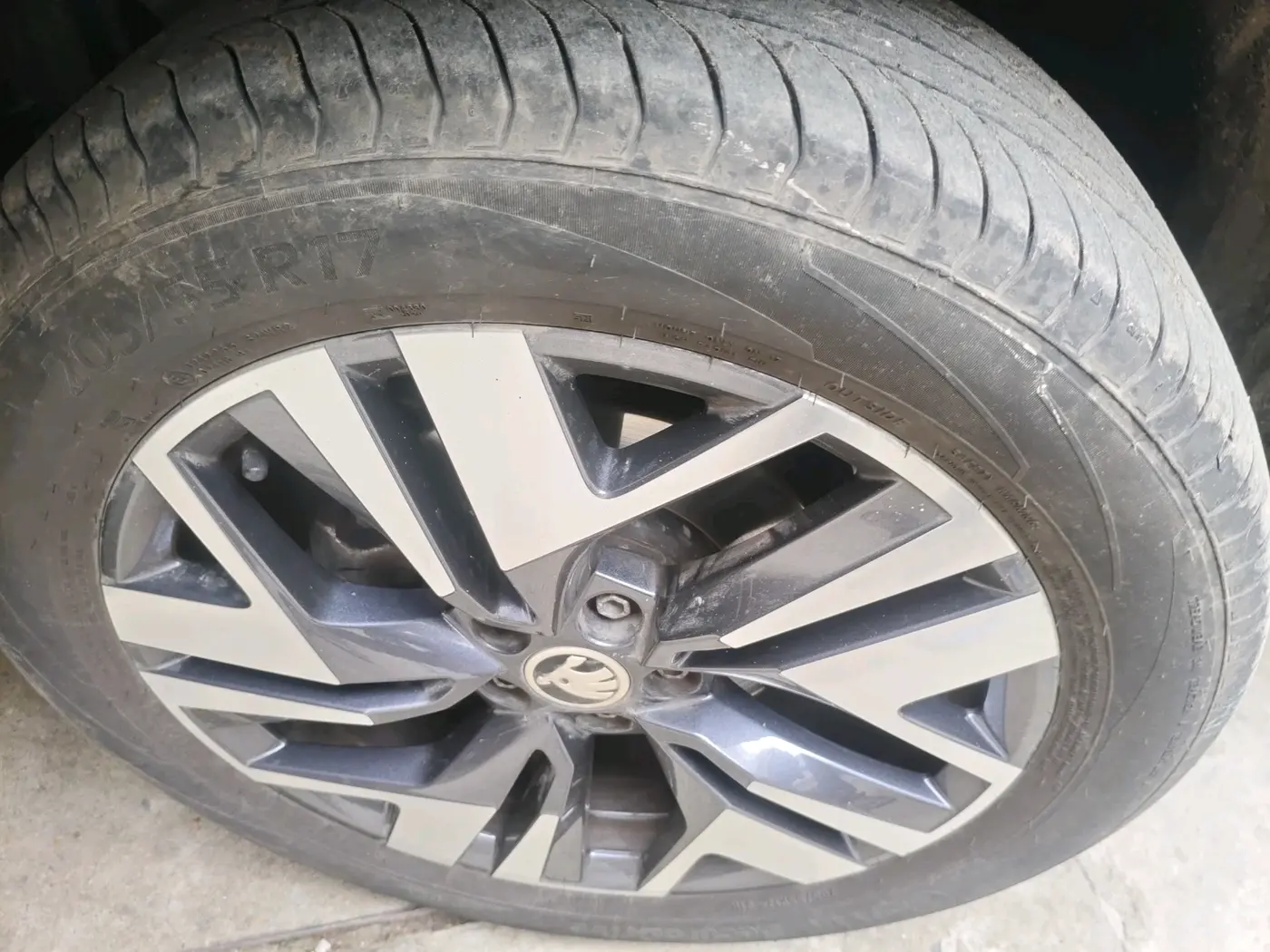 2026 Skoda Kylaq Prestige AT, Petrol, Automatic, 2,421 km, tyre