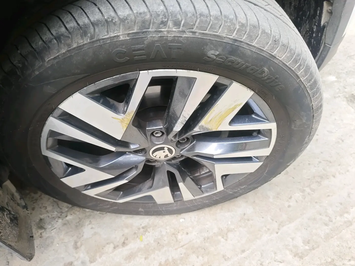 2026 Skoda Kylaq Prestige AT, Petrol, Automatic, 2,421 km, tyre