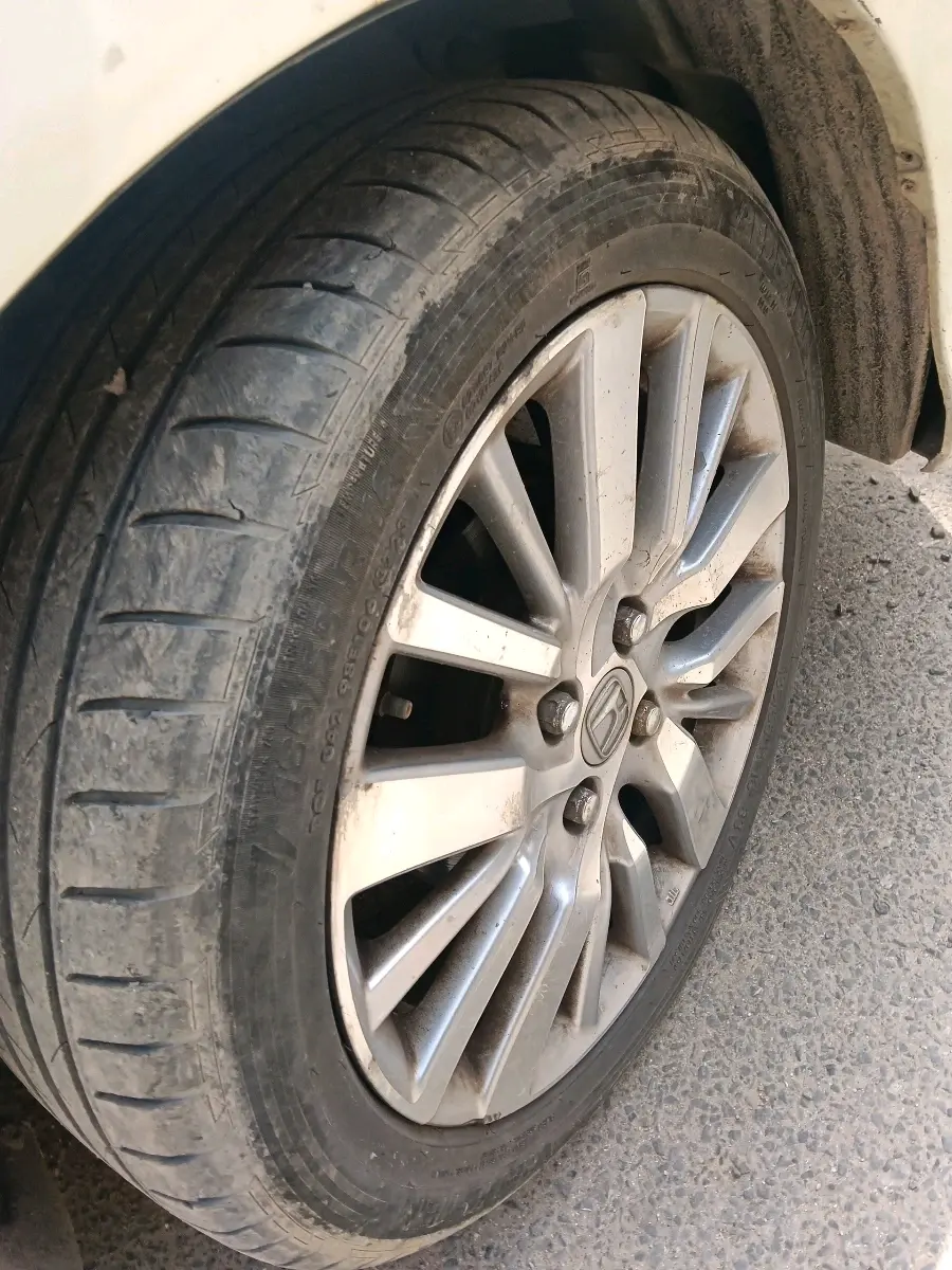 2016 Honda Amaze 1.2L I-VTEC S, CNG, Manual, 1,87,180 km, tyre