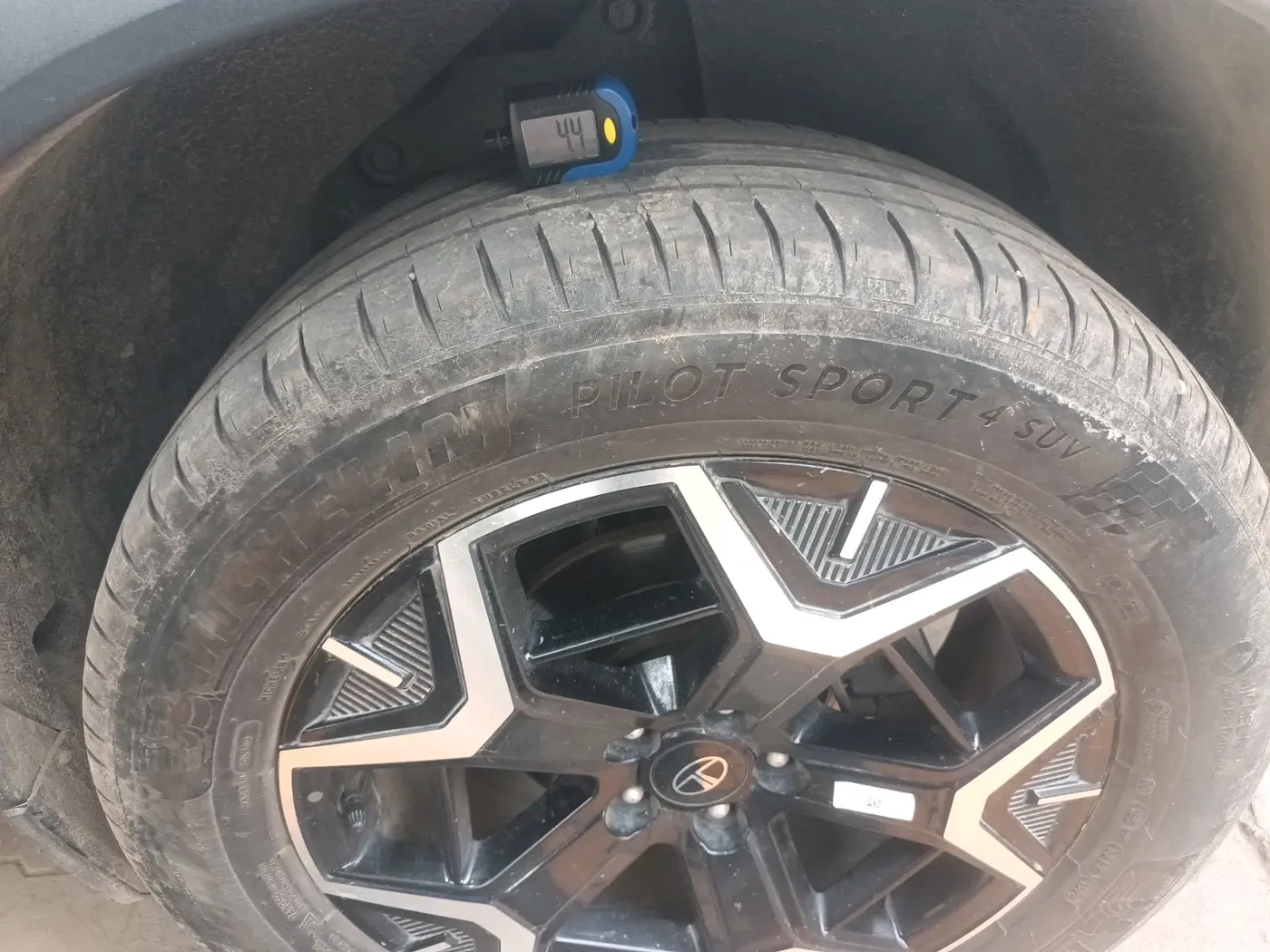 2024 Tata Safari Accomplished 7str AT, Diesel, Automatic, 26,548 km, tyre