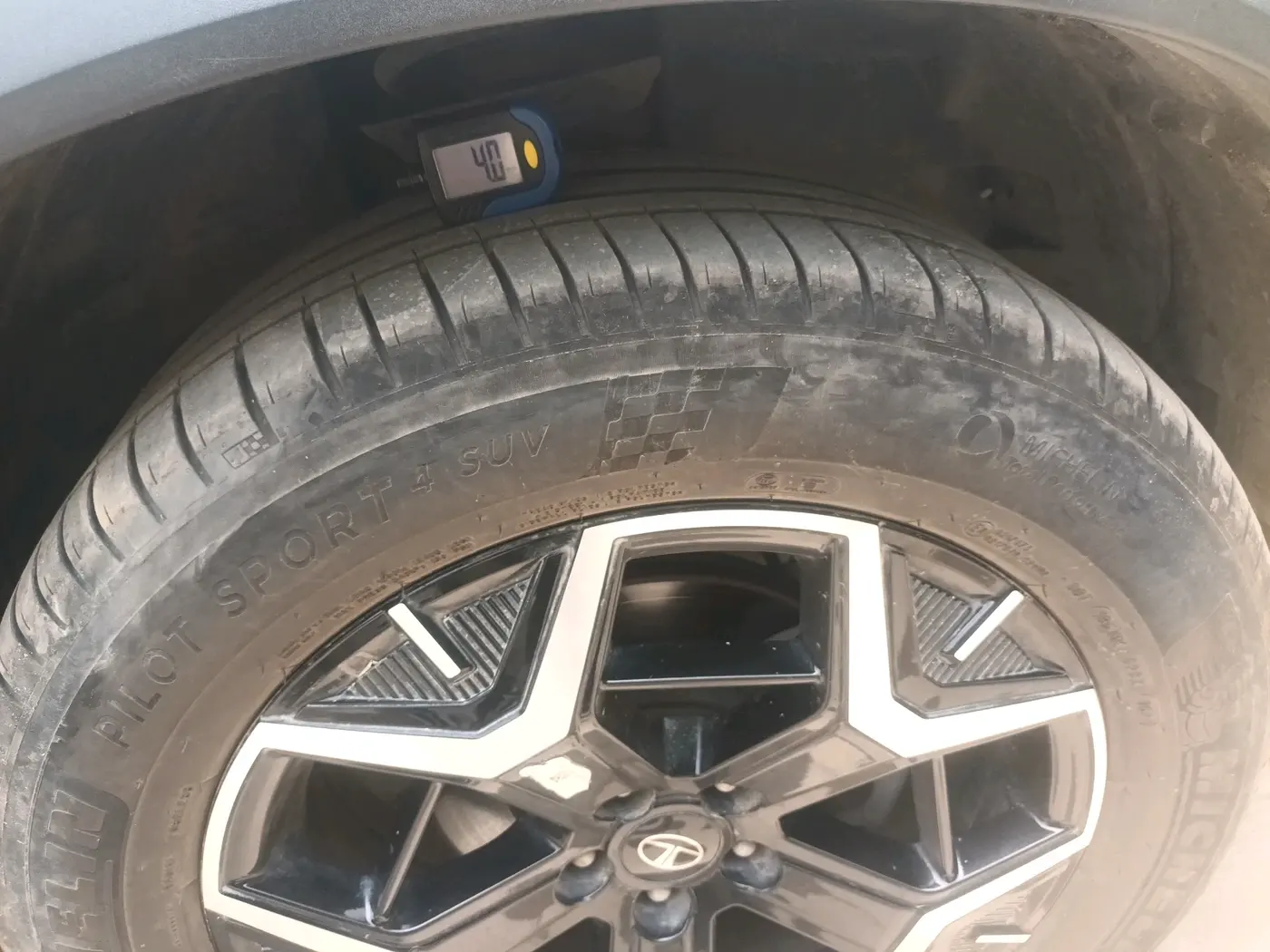 2024 Tata Safari Accomplished 7str AT, Diesel, Automatic, 26,548 km, tyre