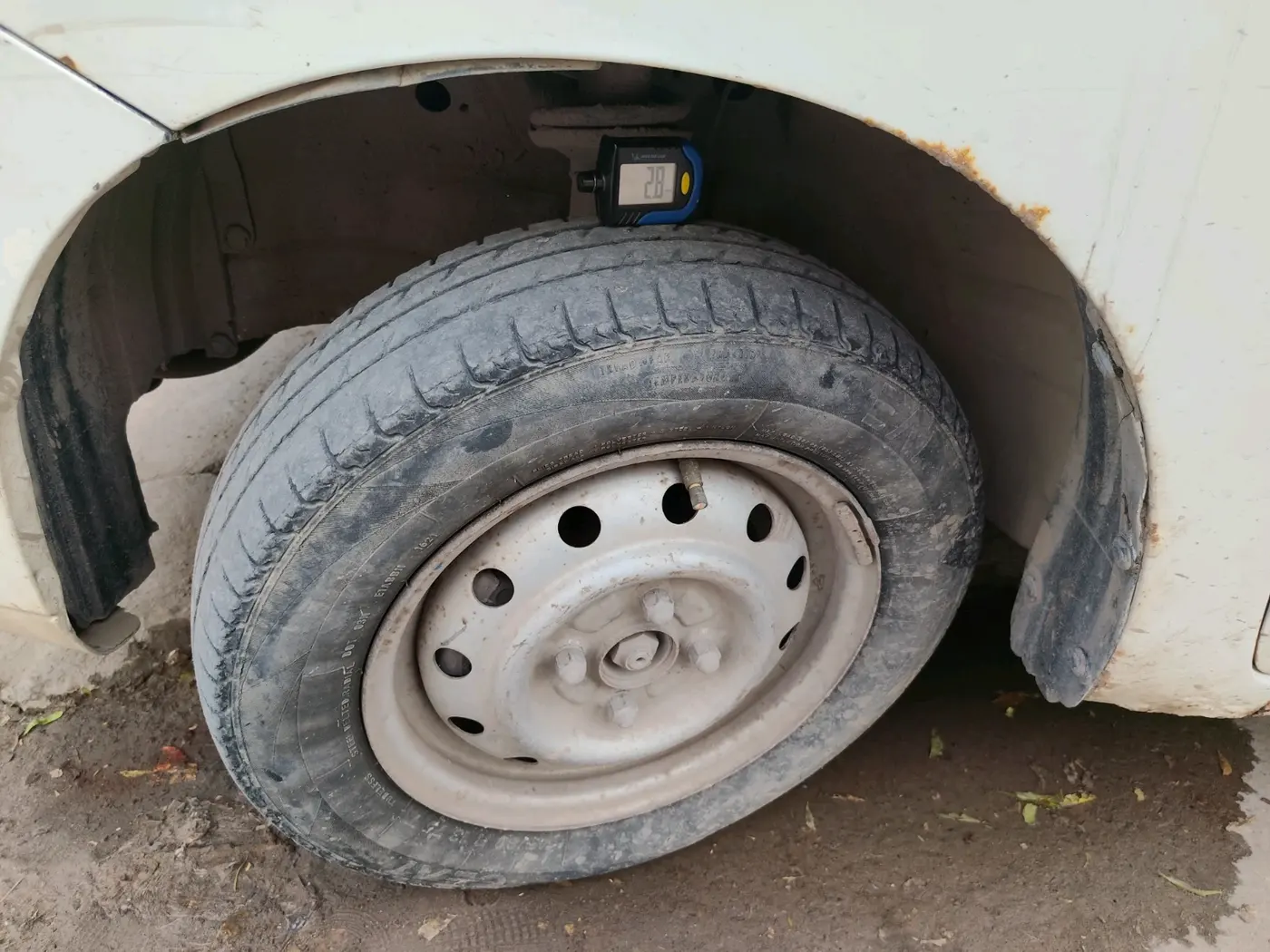 2013 Maruti Wagon R 1.0 LXI, CNG, Manual, 1,30,641 km, tyre