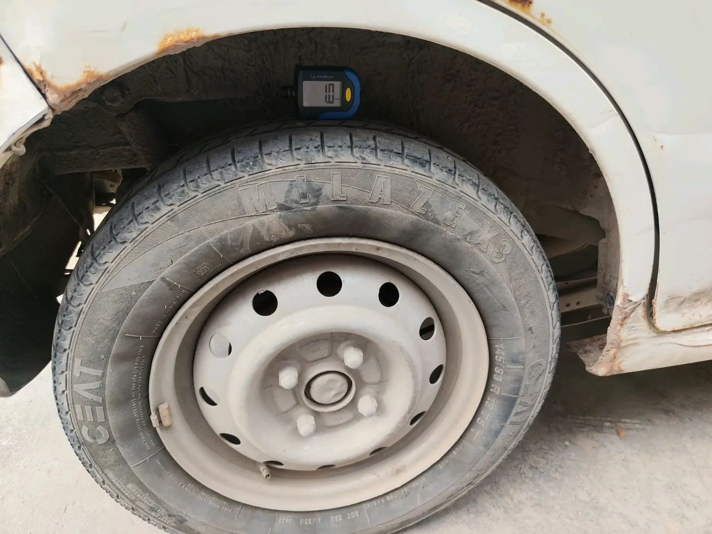 2013 Maruti Wagon R 1.0 LXI, CNG, Manual, 1,30,641 km, tyre