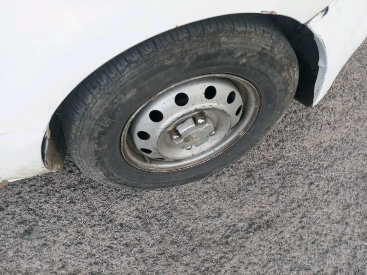2011 Hyundai i10 MAGNA 1.2, CNG, Manual, 1,33,953 km, tyre