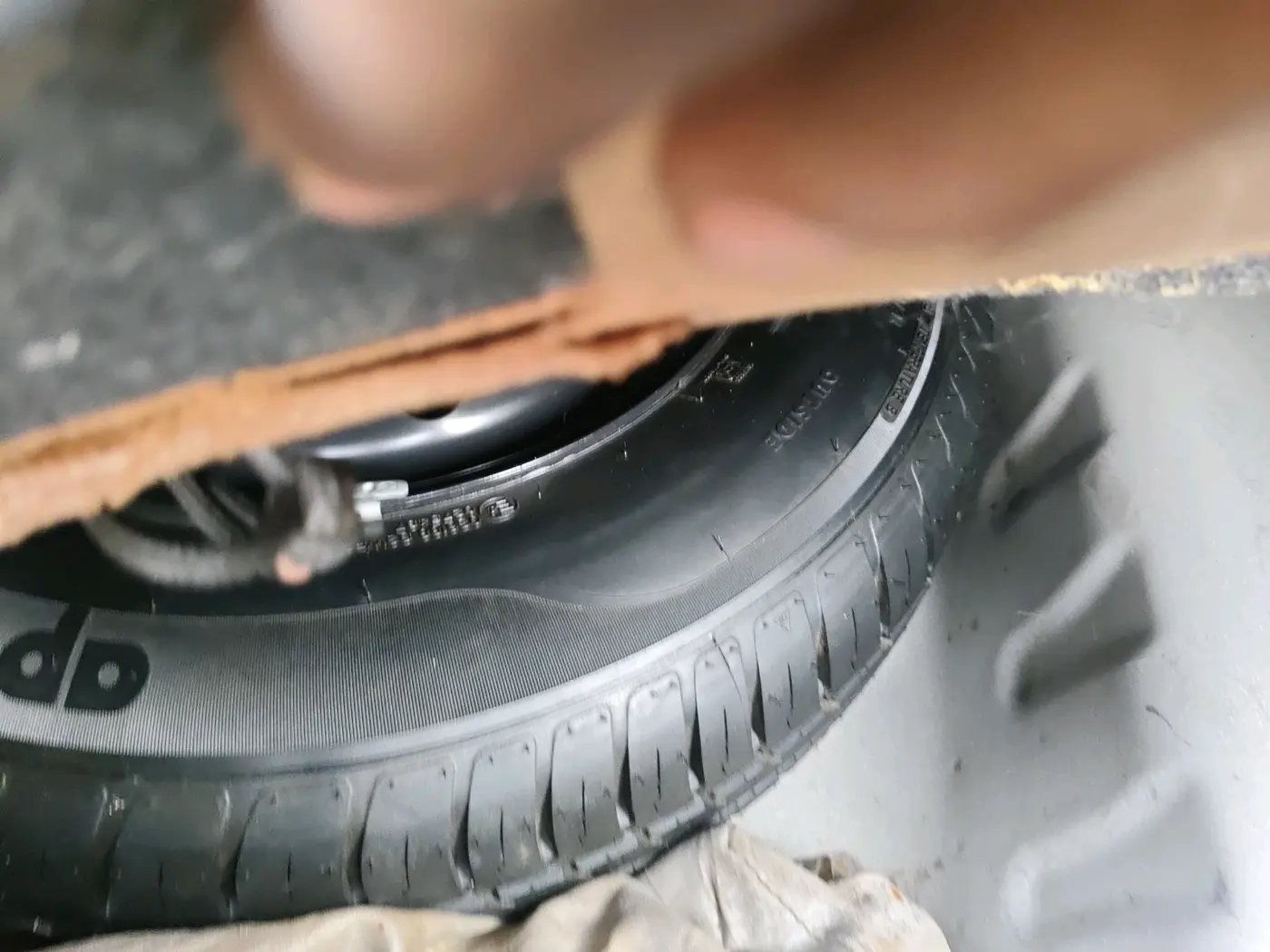 2022 Maruti Dzire VXI CNG, CNG, Manual, 72,981 km, tyre