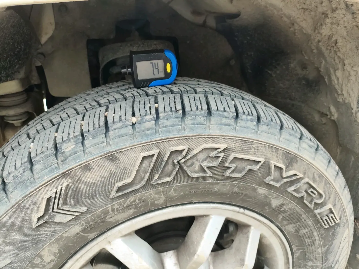 2015 Mahindra TUV300 T8, Diesel, Manual, 1,22,075 km, tyre