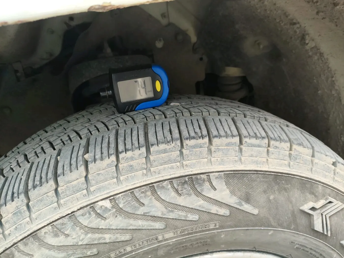 2015 Mahindra TUV300 T8, Diesel, Manual, 1,22,075 km, tyre
