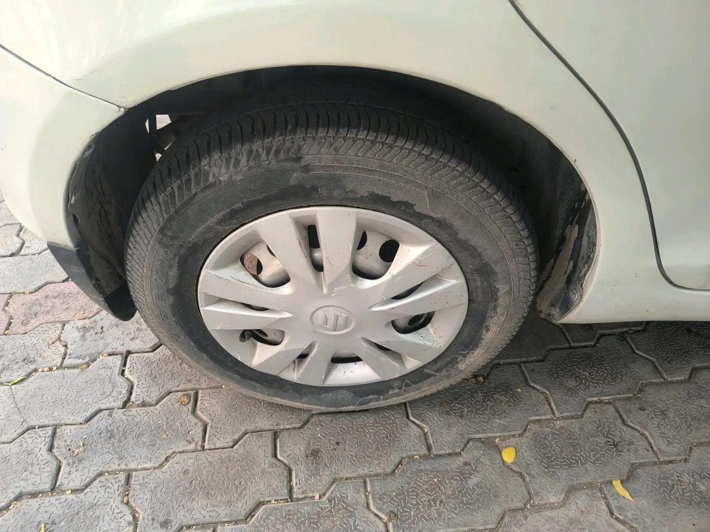 2017 Maruti Swift LXI (O), Petrol, Manual, 90,587 km, tyre