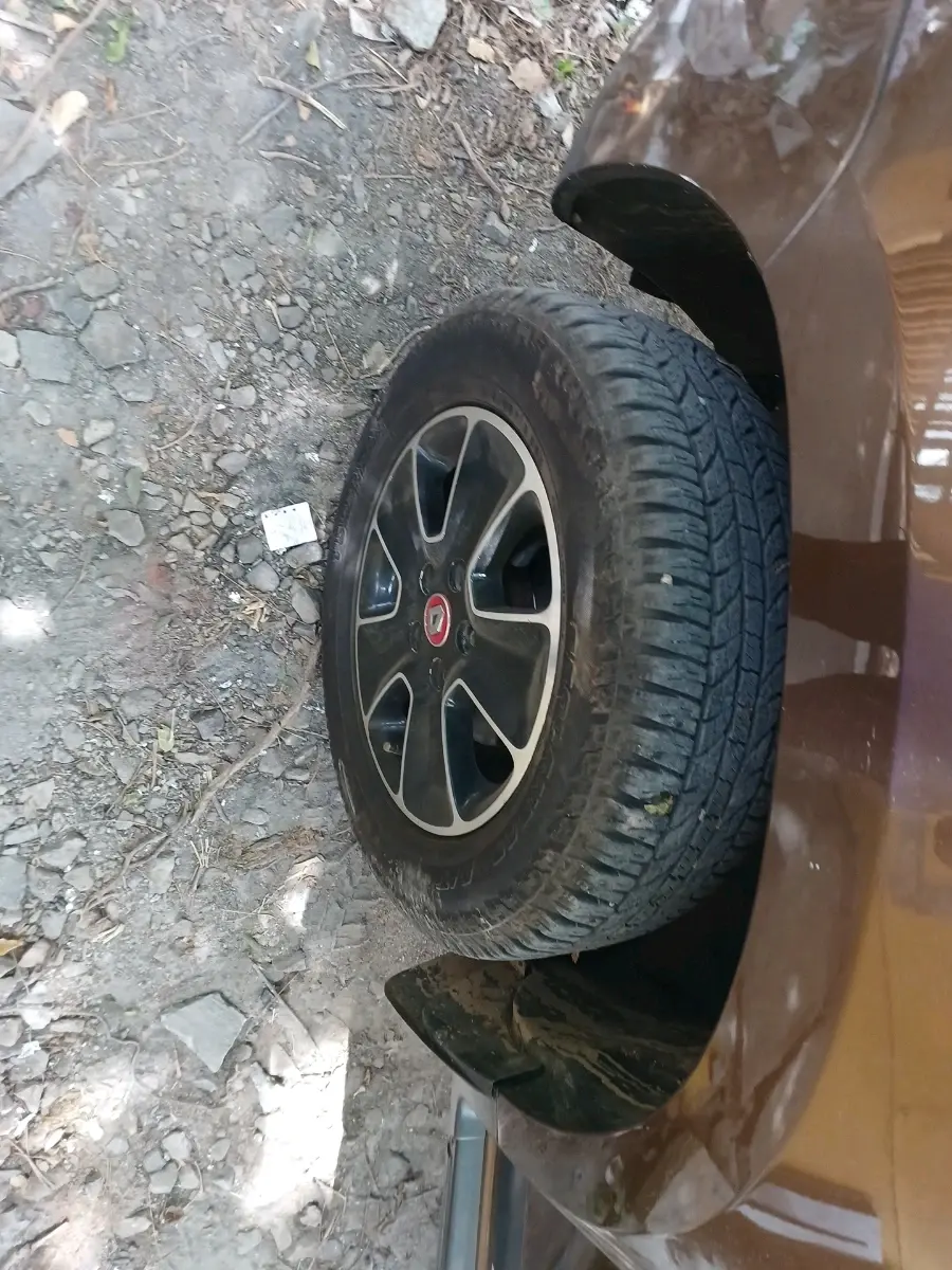 2017 Renault Duster RXS CVT, Petrol, Automatic, 73,657 km, tyre