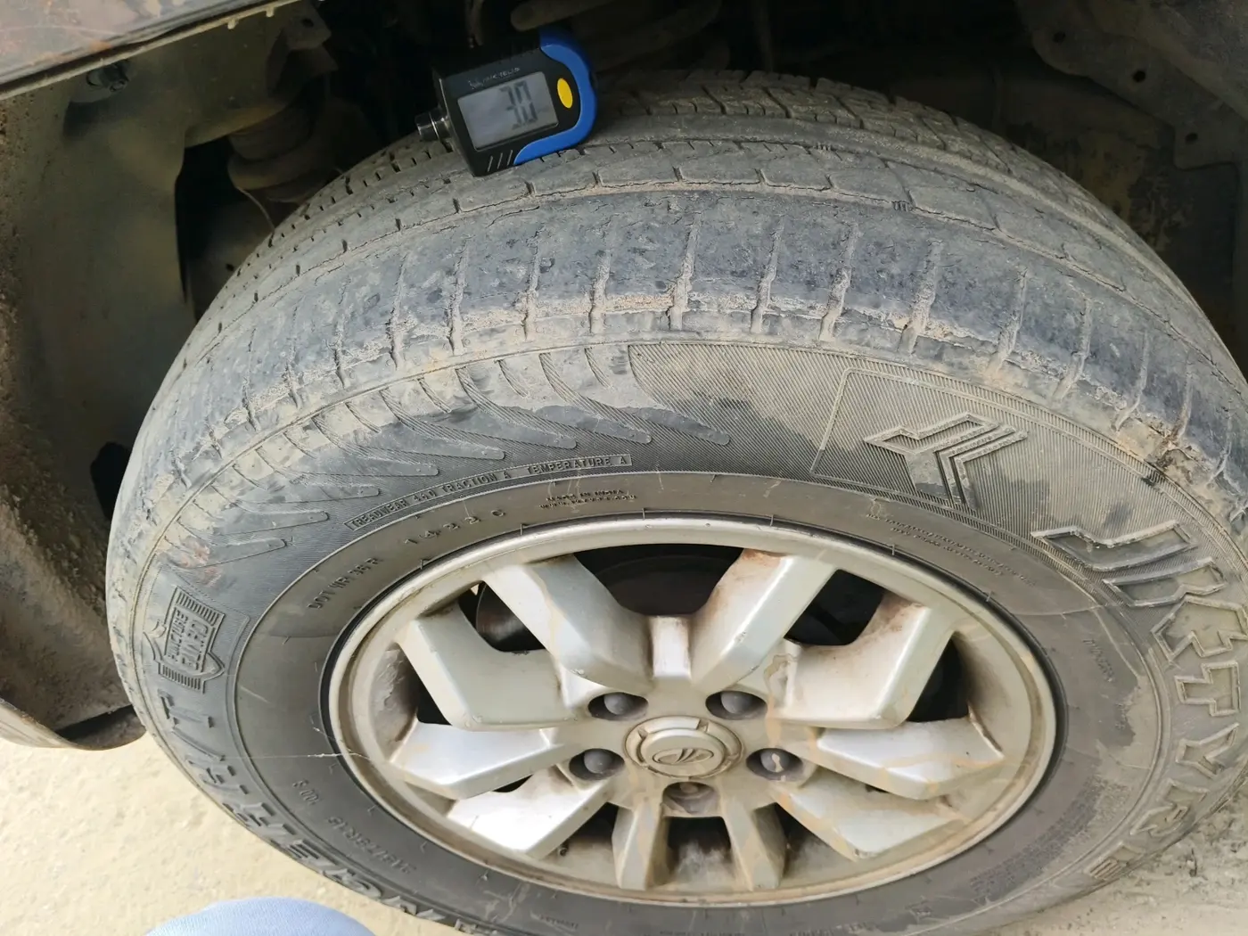 2016 Mahindra TUV300 T8, Diesel, Manual, 1,06,144 km, tyre
