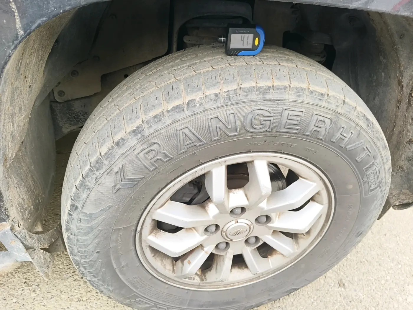 2016 Mahindra TUV300 T8, Diesel, Manual, 1,06,144 km, tyre