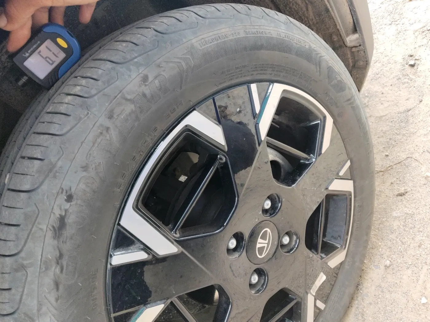 2026 Tata PUNCH Accomplished Plus (S) AMT, Petrol, Automatic, 1,533 km, tyre