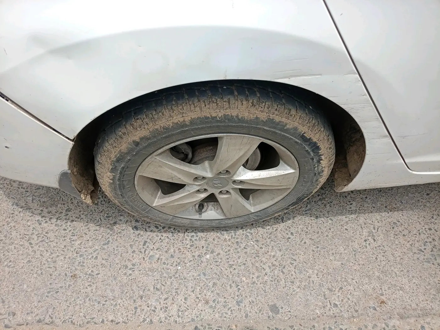 2014 Hyundai New Elantra 1.8 SX MT VTVT, Petrol, Manual, 2,16,103 km, tyre