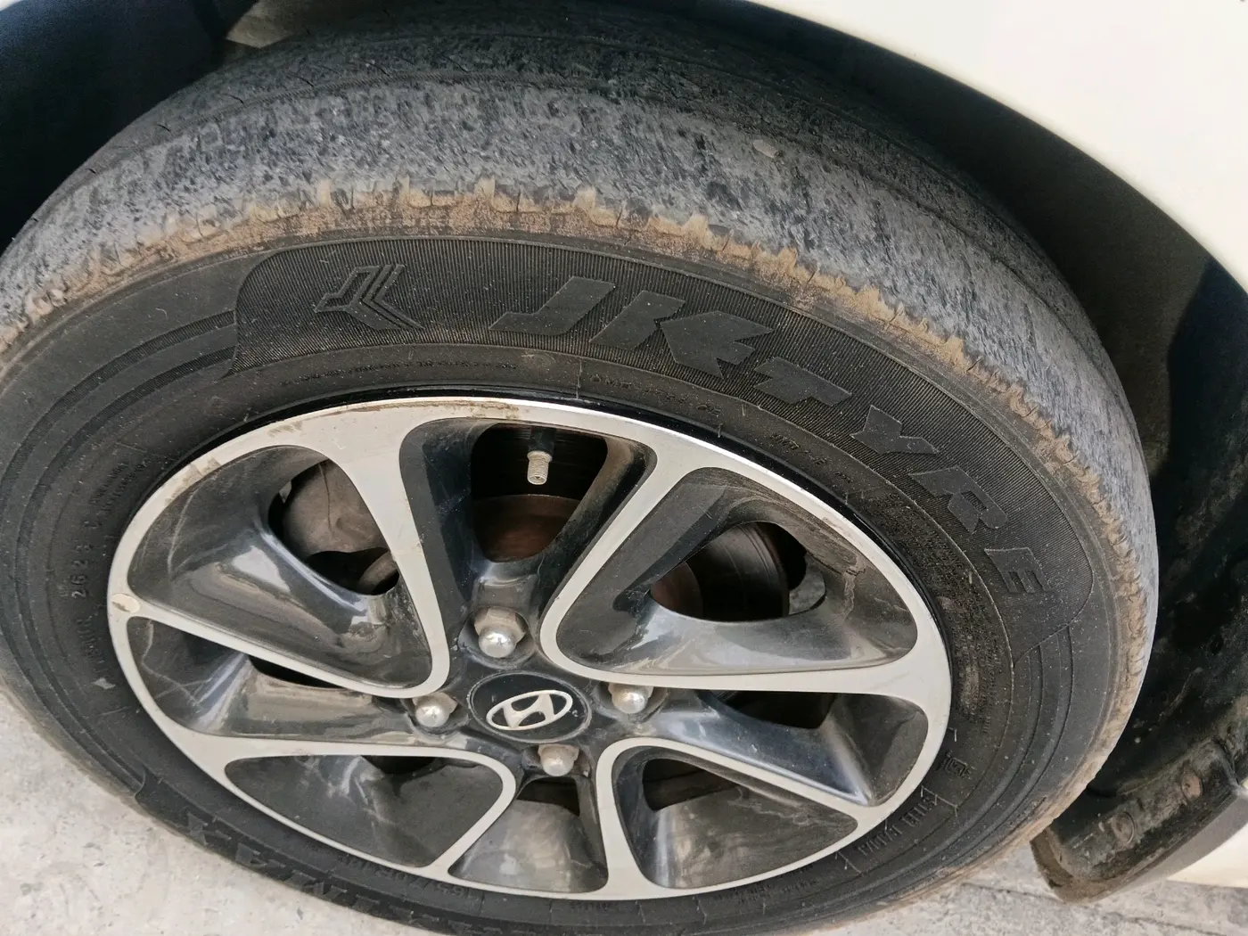 2018 Hyundai Grand i10 SPORTZ AT 1.2 KAPPA VTVT, Petrol, Automatic, 1,13,822 km, tyre