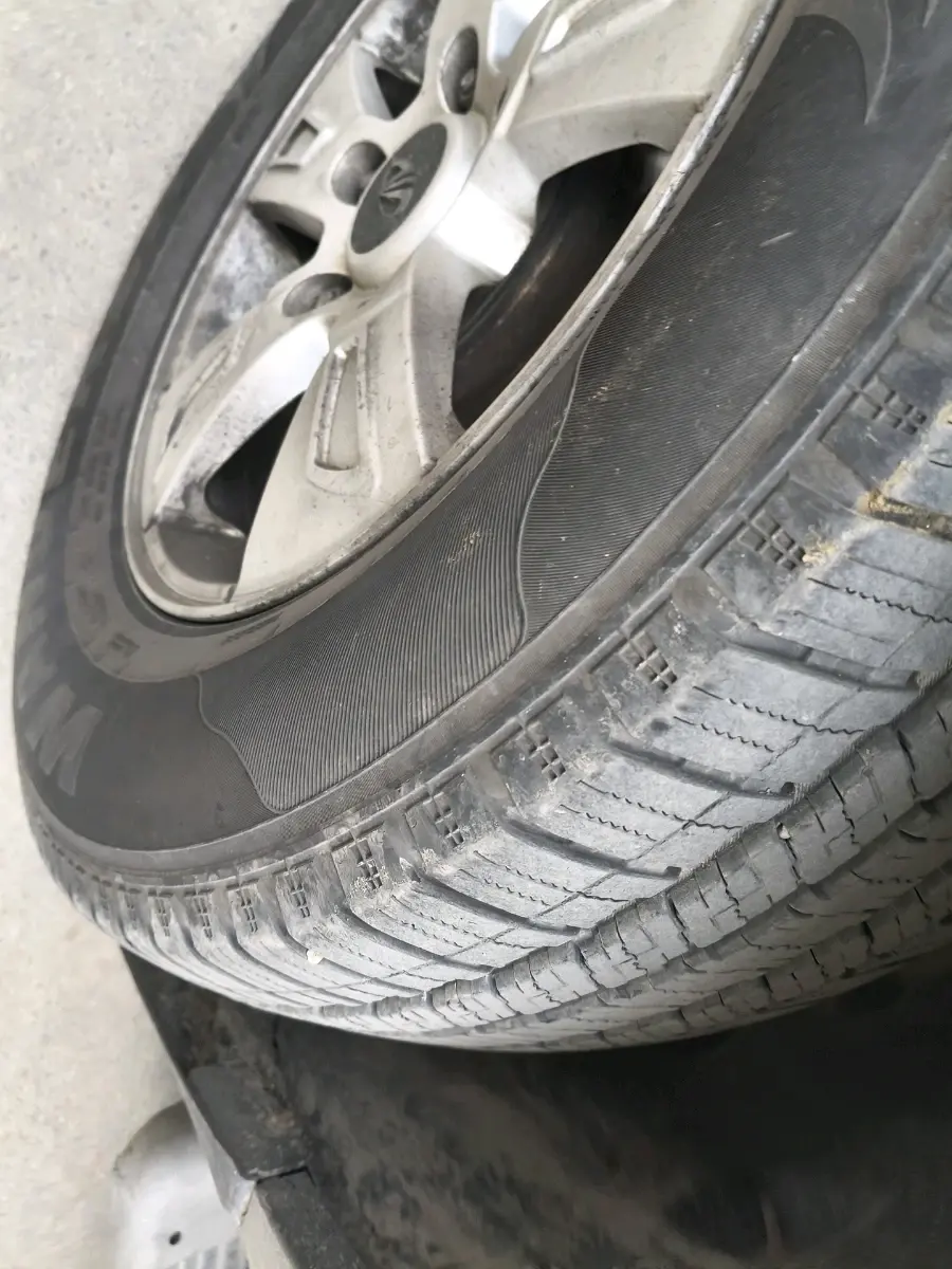 2015 Mahindra XUV500 W8, Diesel, Manual, 1,20,813 km, tyre
