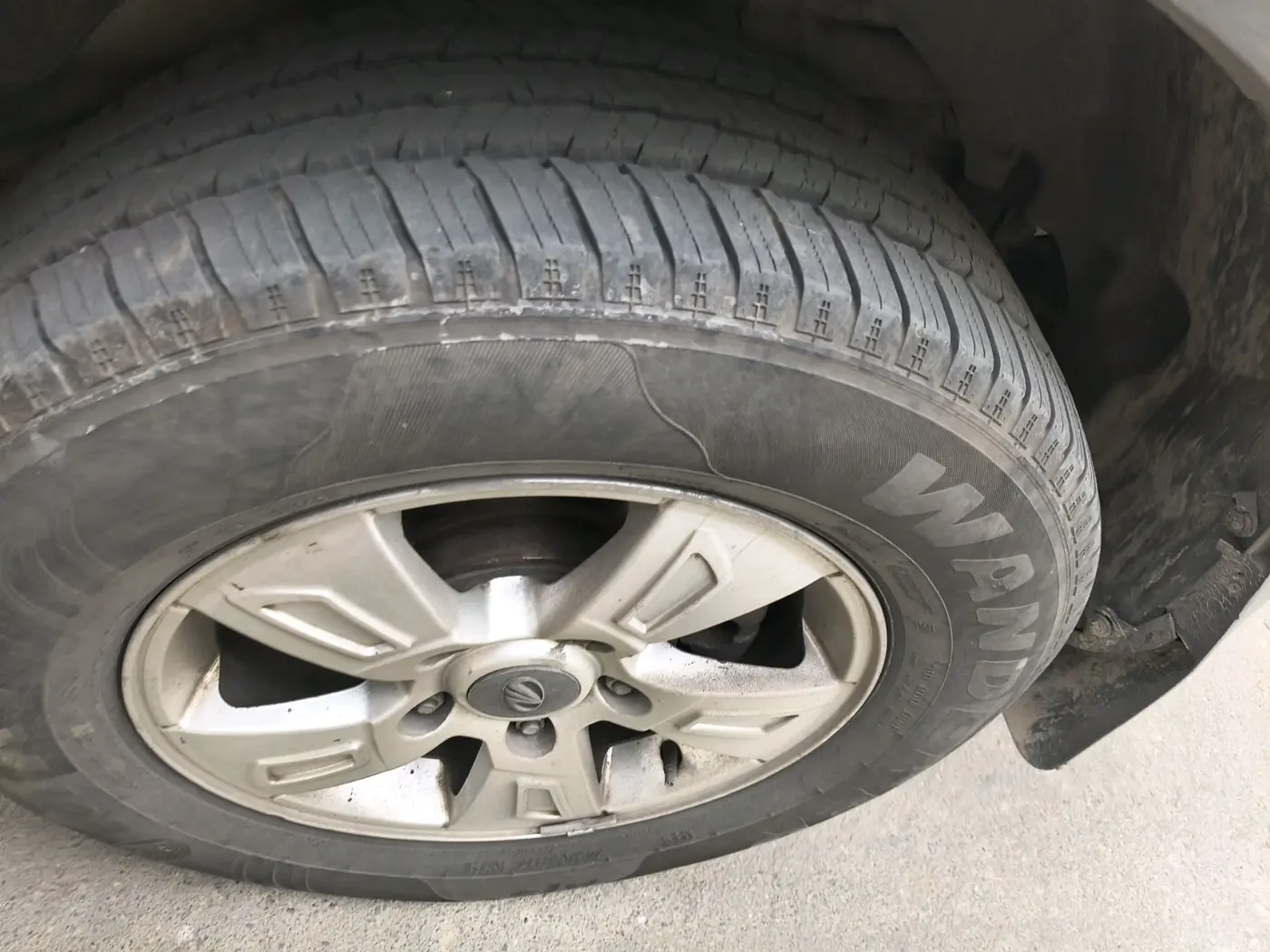 2015 Mahindra XUV500 W8, Diesel, Manual, 1,20,813 km, tyre