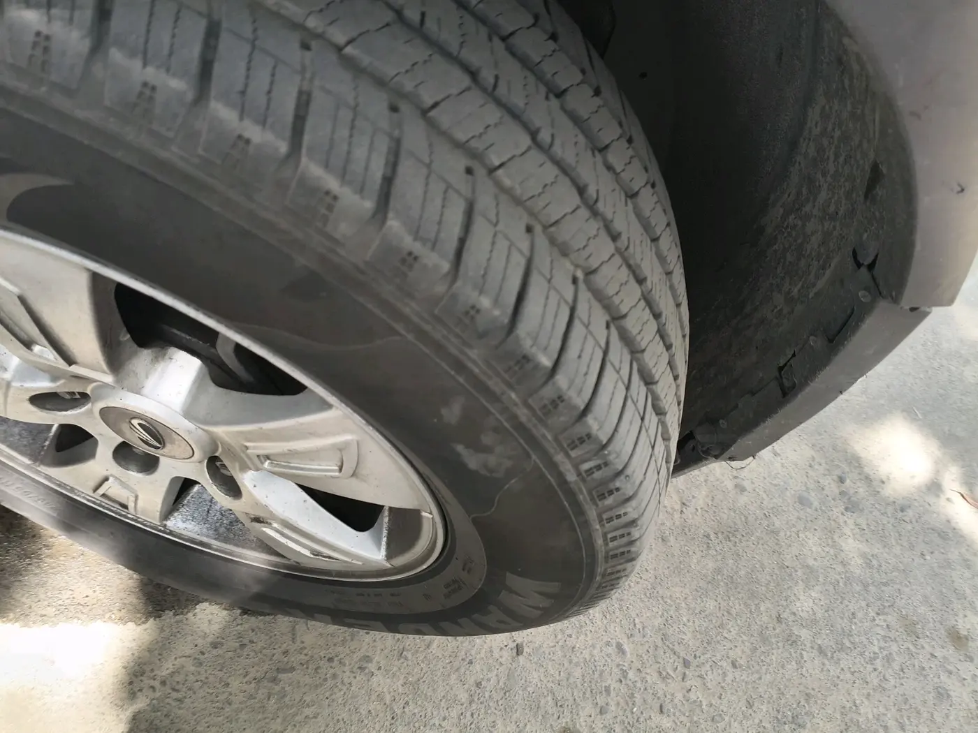 2015 Mahindra XUV500 W8, Diesel, Manual, 1,20,813 km, tyre