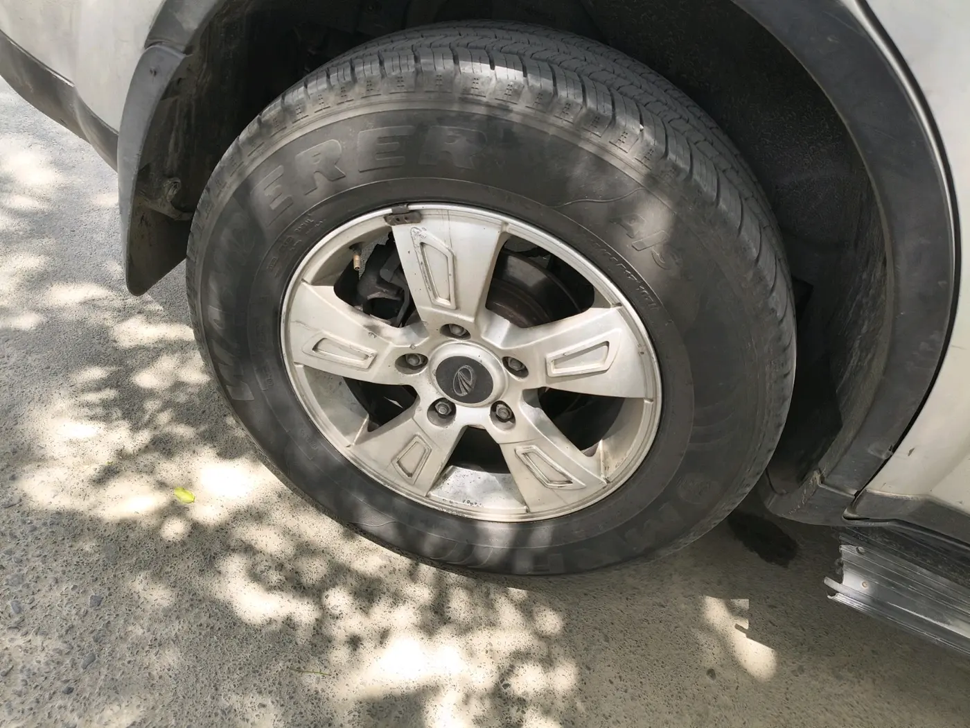 2015 Mahindra XUV500 W8, Diesel, Manual, 1,20,813 km, tyre