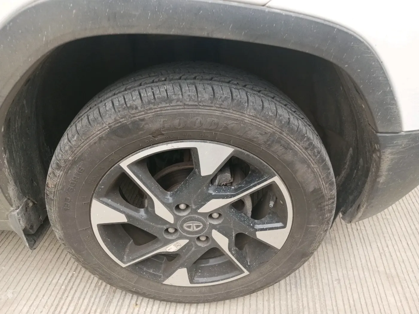 2023 Tata PUNCH ACCOMPLISHED AMT, Petrol, Automatic, 12,847 km, tyre