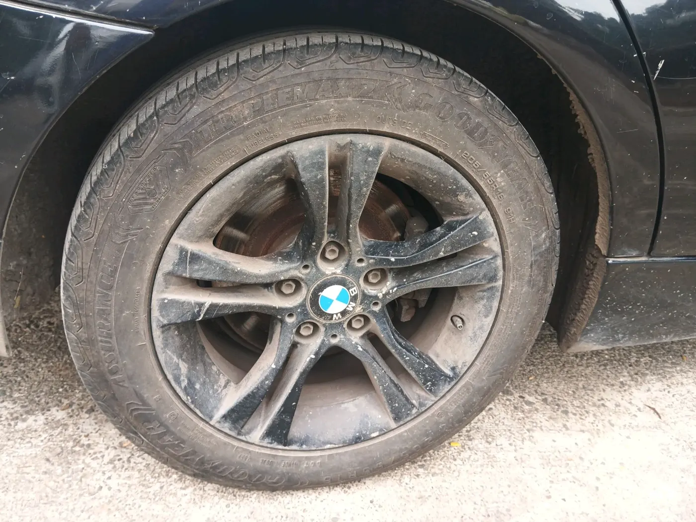 2011 BMW 3 Series 320d, Diesel, Automatic, 1,35,763 km, tyre