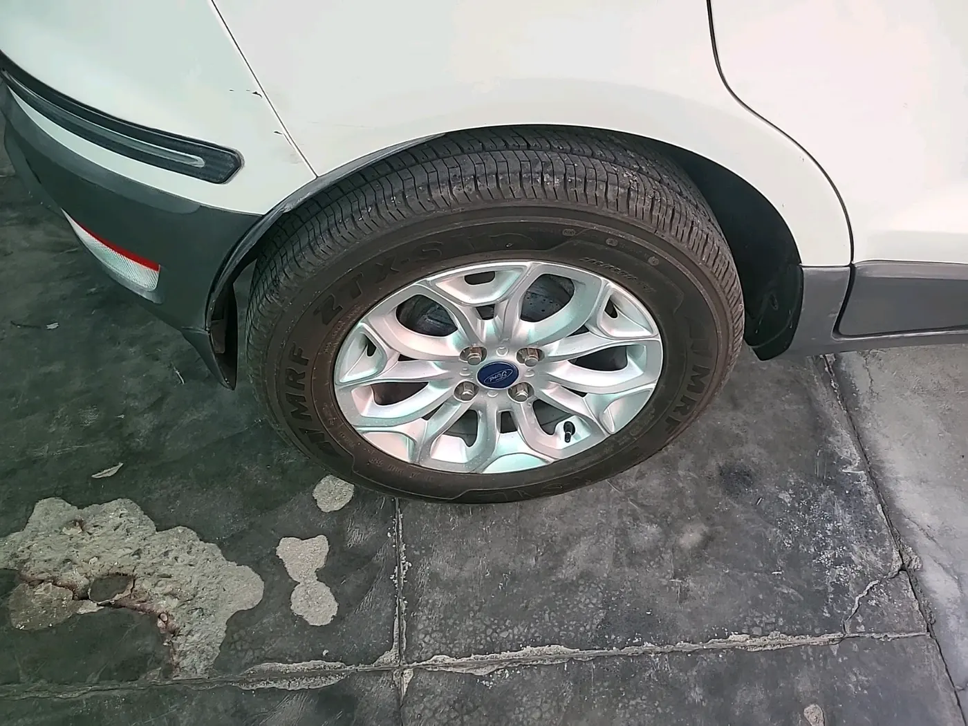 2017 Ford Ecosport TITANIUM 1.5L PETROL AT, Petrol, Automatic, 1,18,157 km, tyre