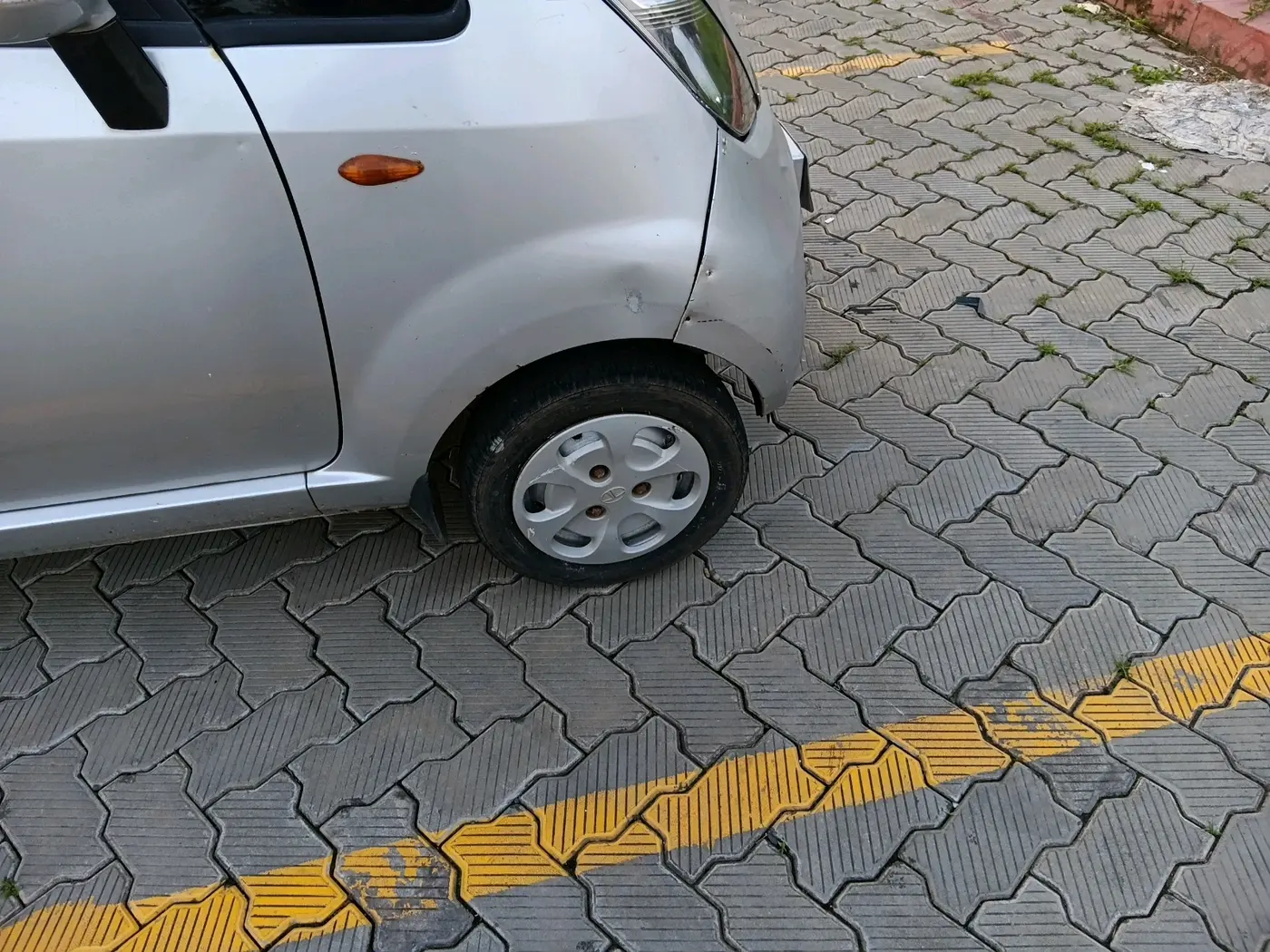 2013 Tata Nano LX, Petrol, Manual, 18,000 km, tyre