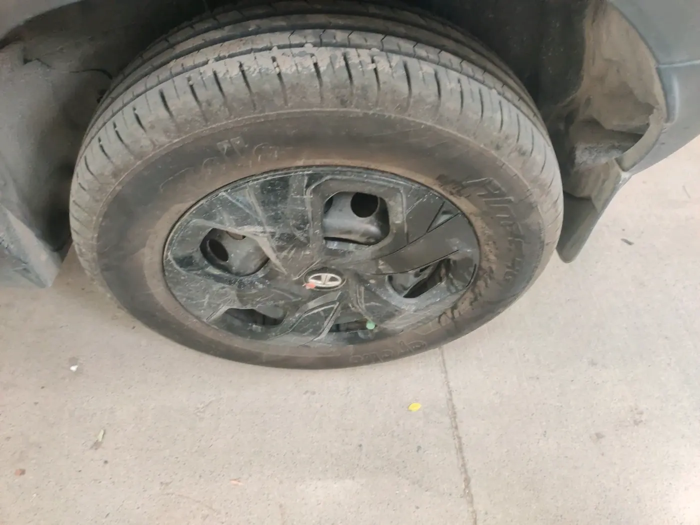 2023 Tata PUNCH ADVENTURE RHYTHM PACK MT, Petrol, Manual, 13,847 km, tyre
