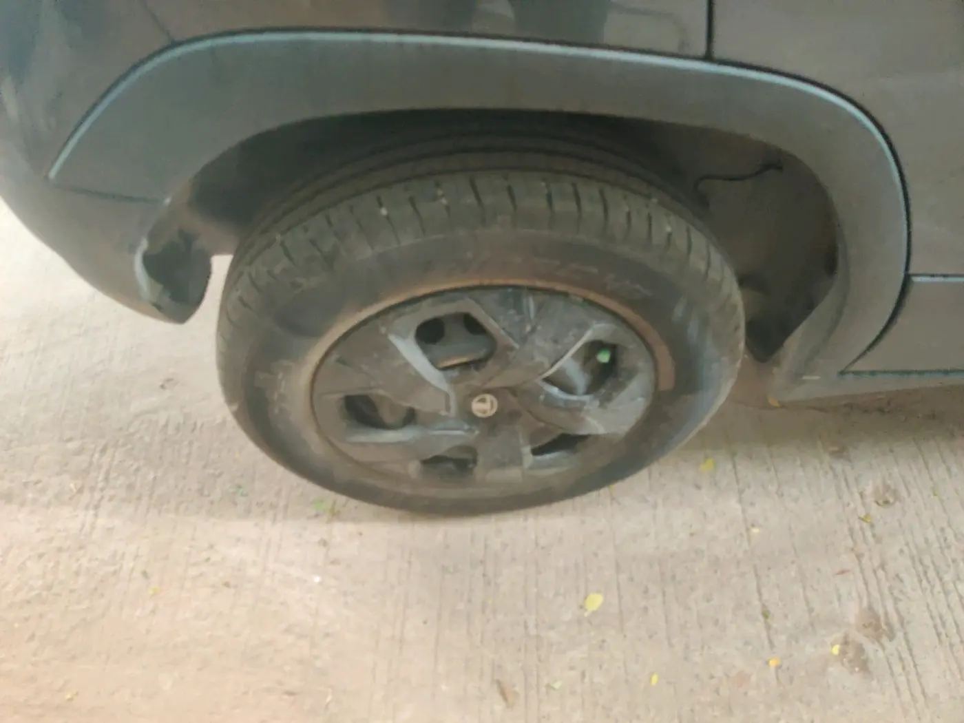 2023 Tata PUNCH ADVENTURE RHYTHM PACK MT, Petrol, Manual, 13,847 km, tyre
