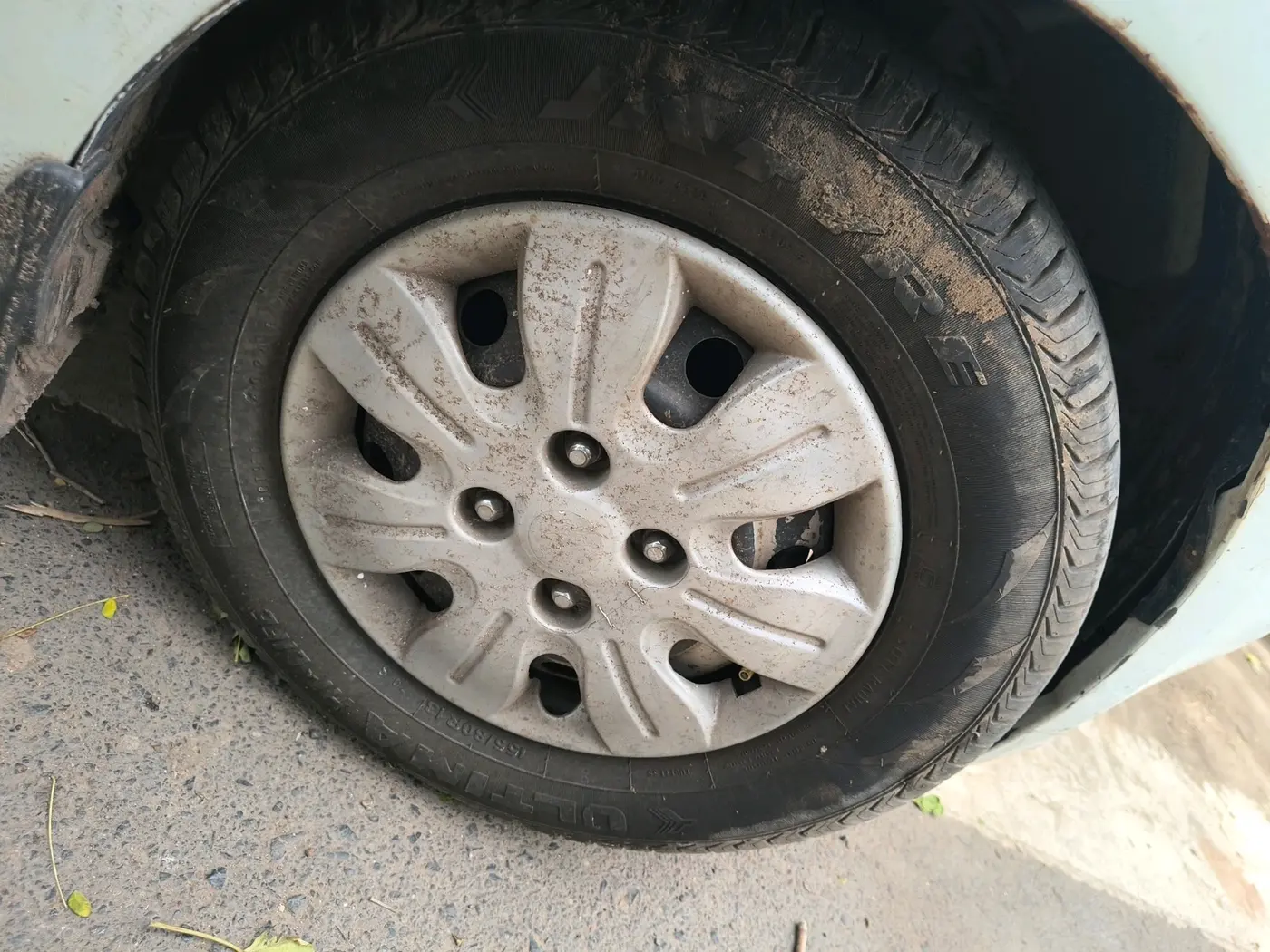 2011 Hyundai i10 ERA 1.1, CNG, Manual, 1,08,271 km, tyre