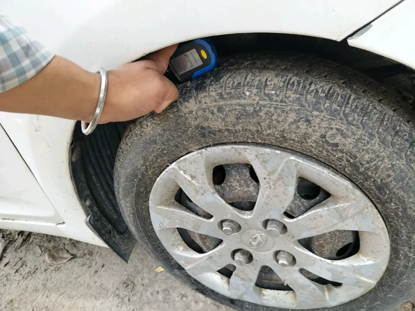 2014 Hyundai Eon MAGNA +, Petrol, Manual, 1,18,126 km, tyre