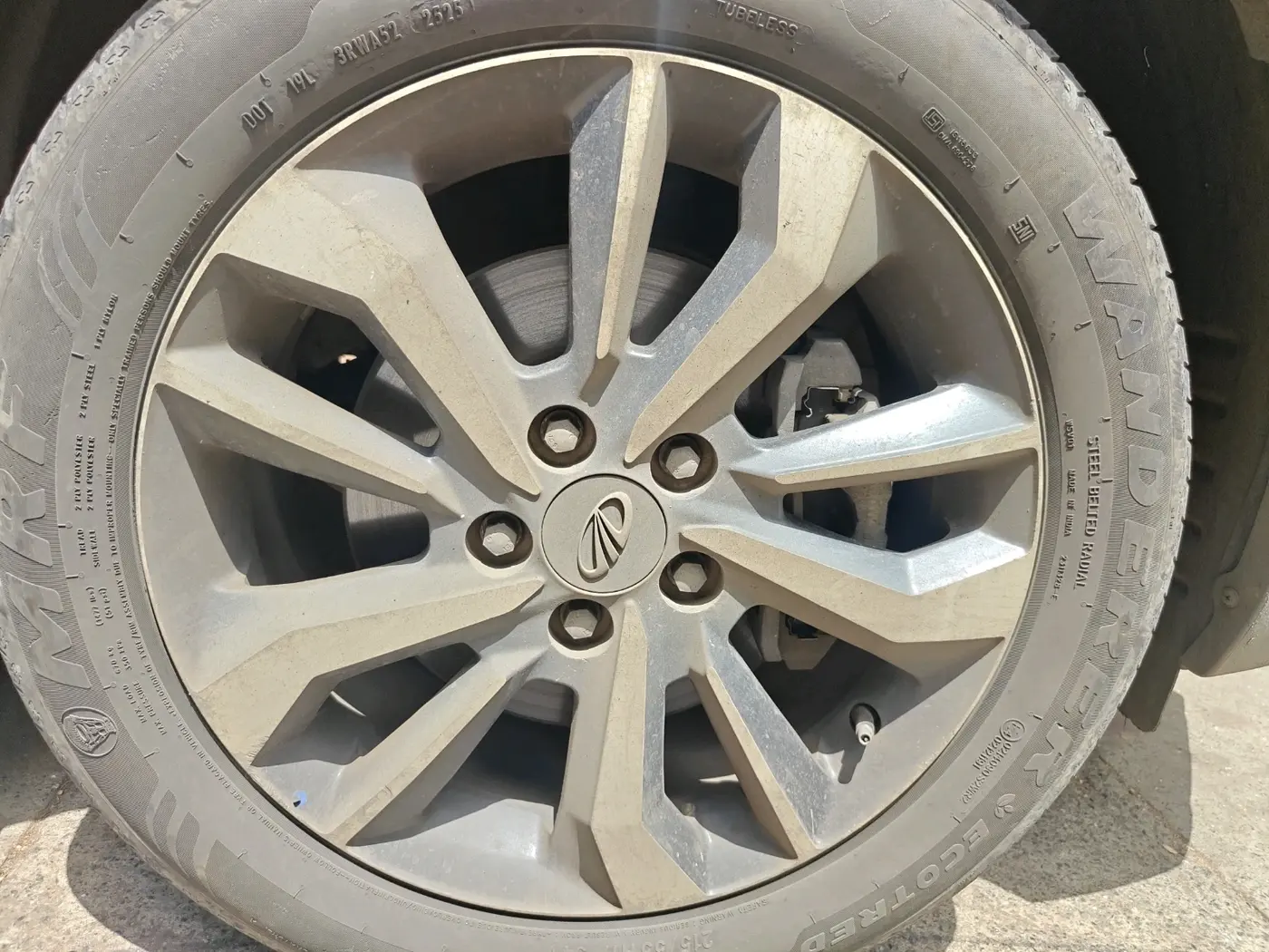 2019 Mahindra XUV300 W8 (O) 1.5 DIESEL, Diesel, Manual, 1,23,537 km, tyre