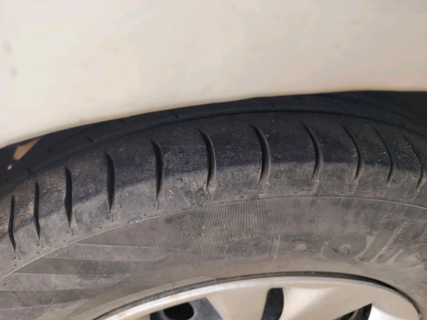2011 Maruti Swift VXI, CNG, Manual, 1,30,056 km, tyre