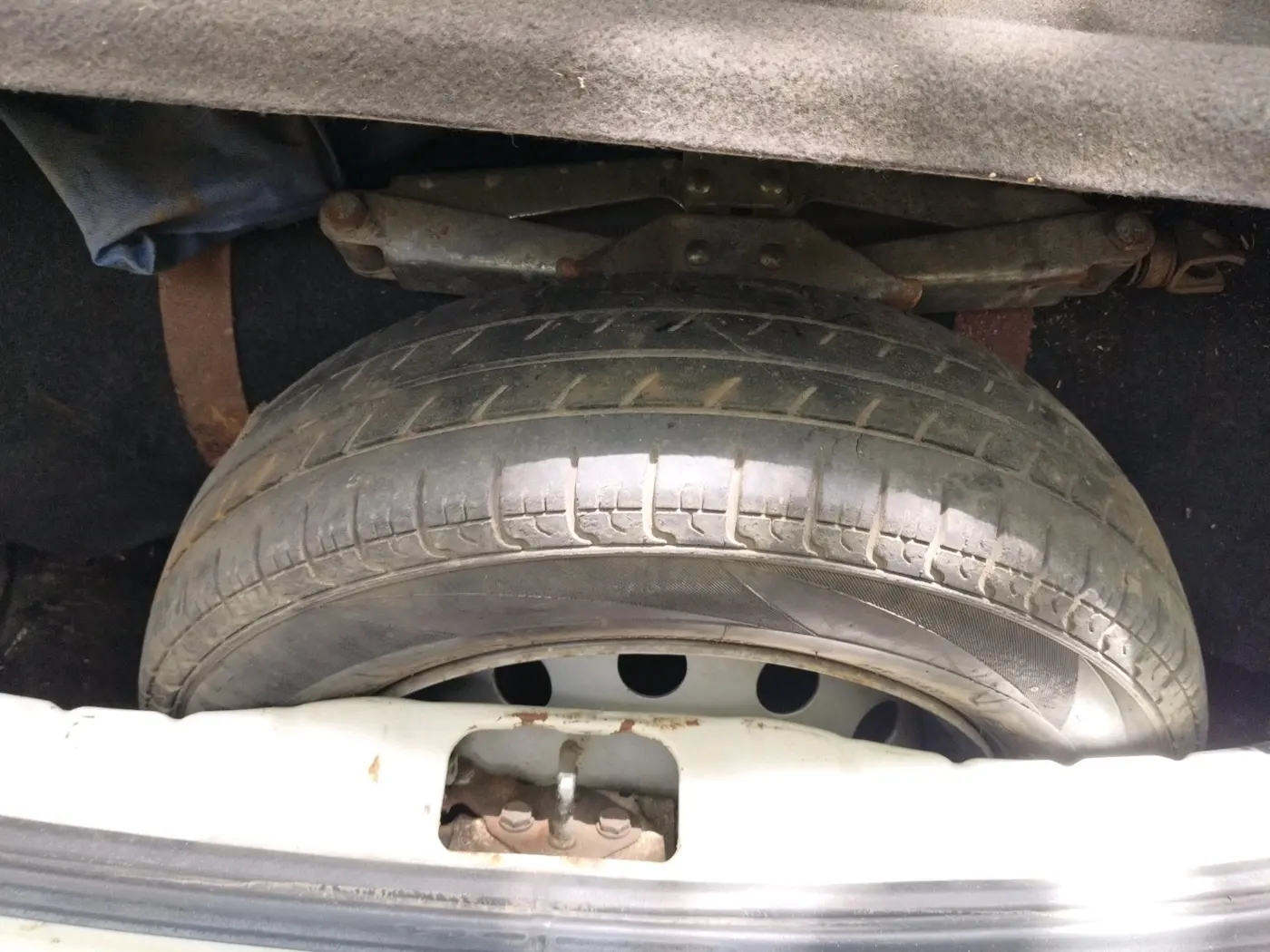 2016 Hyundai Eon ERA +, CNG, Manual, 97,201 km, tyre