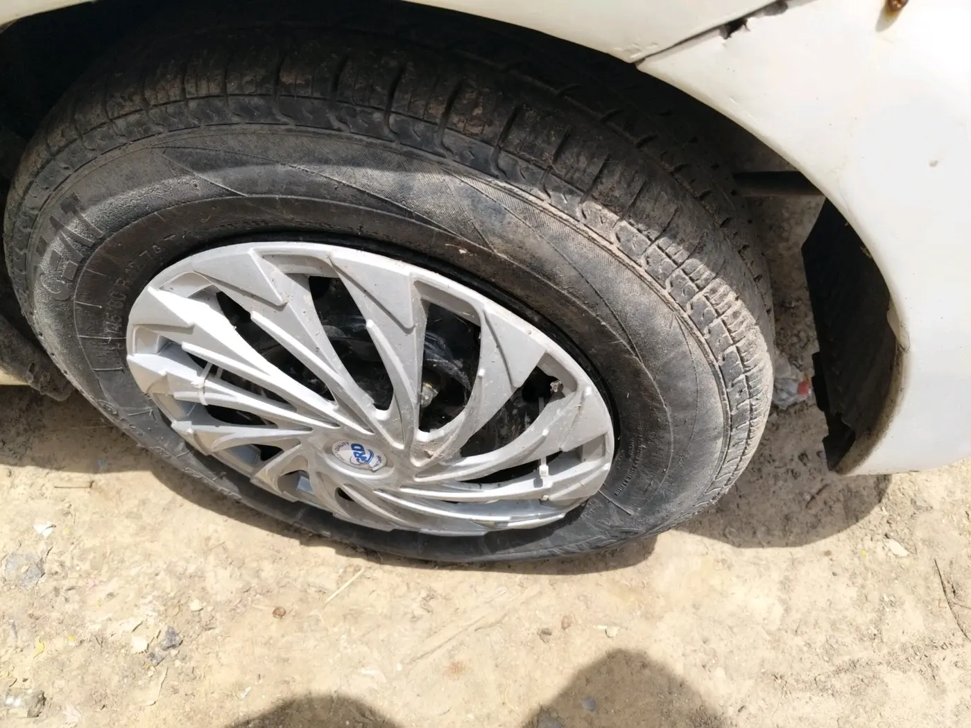 2016 Hyundai Eon ERA +, CNG, Manual, 97,201 km, tyre