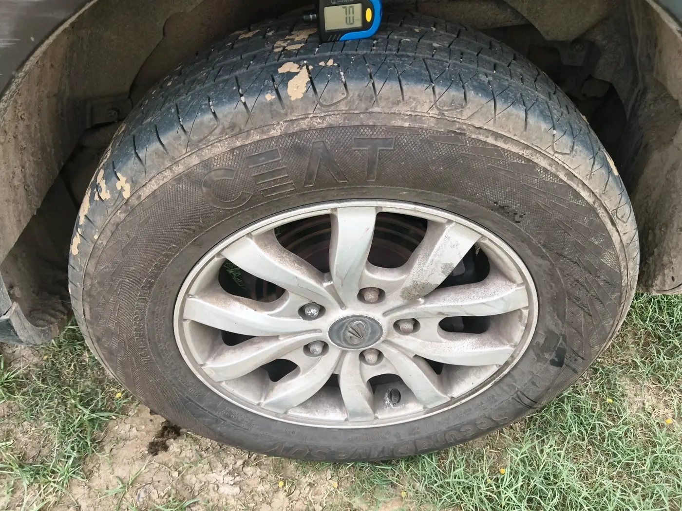 2016 Mahindra XUV500 W10 AT, Diesel, Automatic, 1,50,521 km, tyre