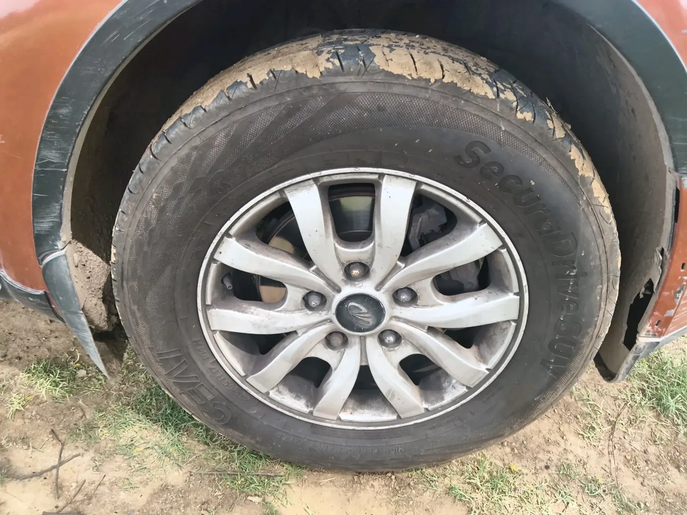 2016 Mahindra XUV500 W10 AT, Diesel, Automatic, 1,50,521 km, tyre