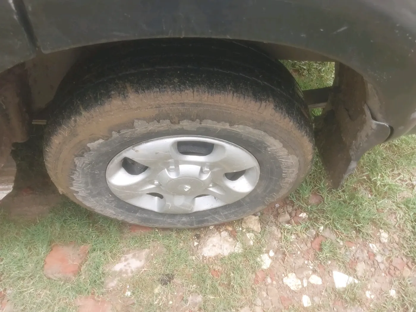 2004 Mahindra Scorpio 2.6 TURBO 9 STR, Diesel, Manual, 1,82,770 km, tyre