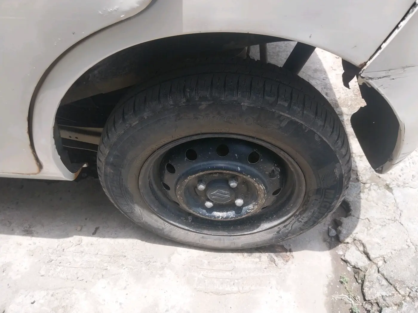 2015 Maruti Wagon R 1.0 LXI CNG, CNG, Manual, 1,40,125 km, tyre