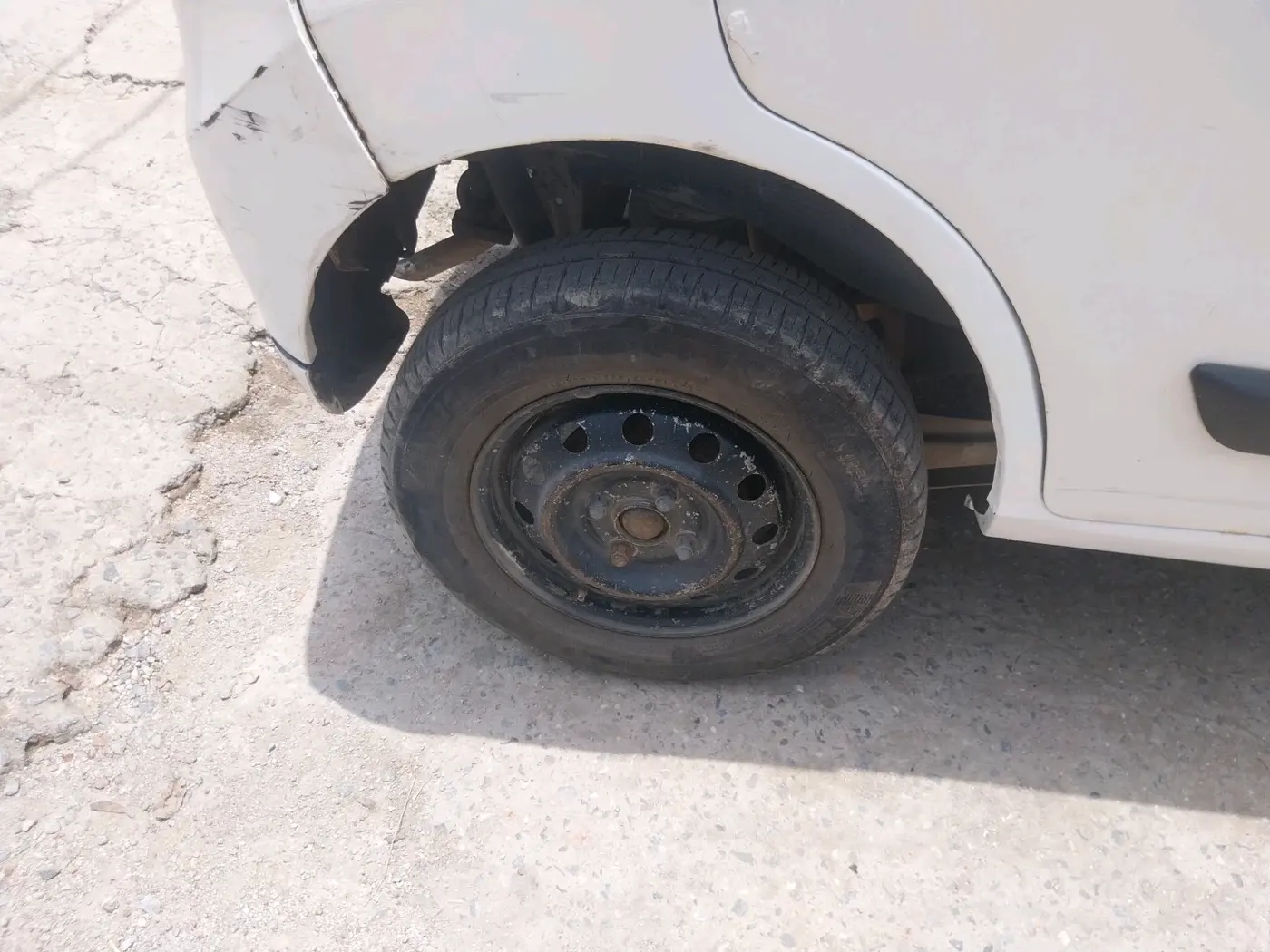 2015 Maruti Wagon R 1.0 LXI CNG, CNG, Manual, 1,40,125 km, tyre
