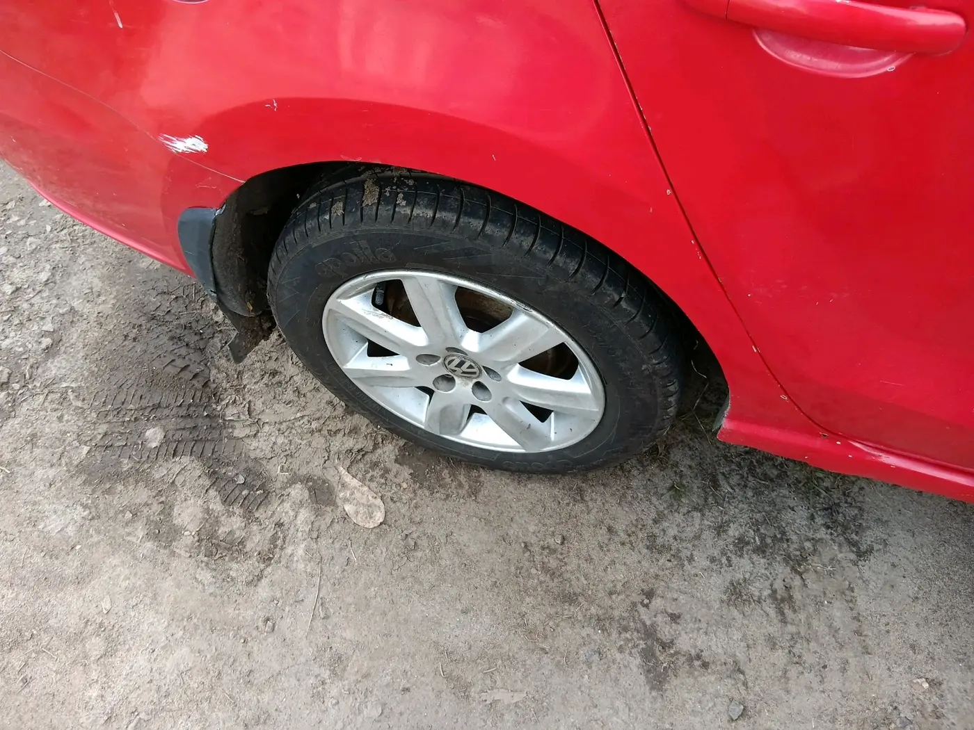 2011 Volkswagen Vento TRENDLINE 1.6, Petrol, Manual, 1,18,036 km, tyre