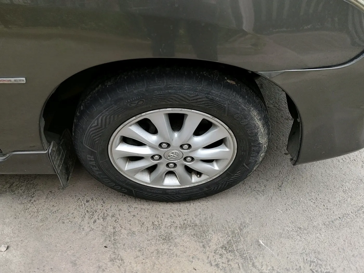 2013 Toyota Innova 2.5 VX 7 STR, Diesel, Manual, 2,03,913 km, tyre