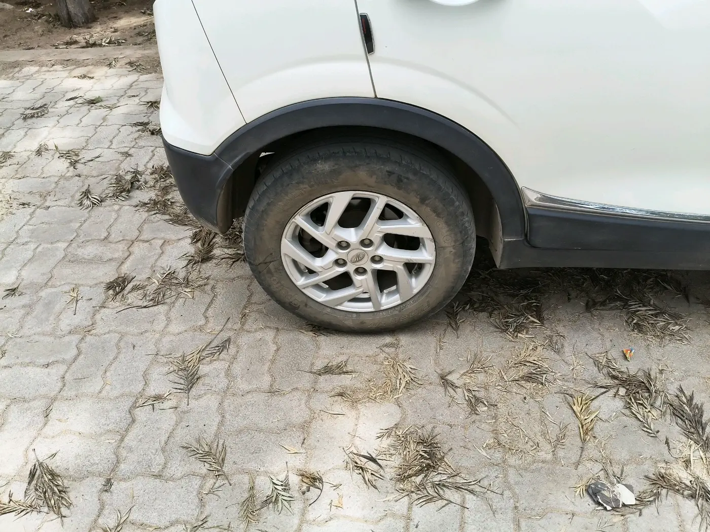 2022 Mahindra XUV300 W8 1.5 DIESEL, Diesel, Manual, 1,41,395 km, tyre