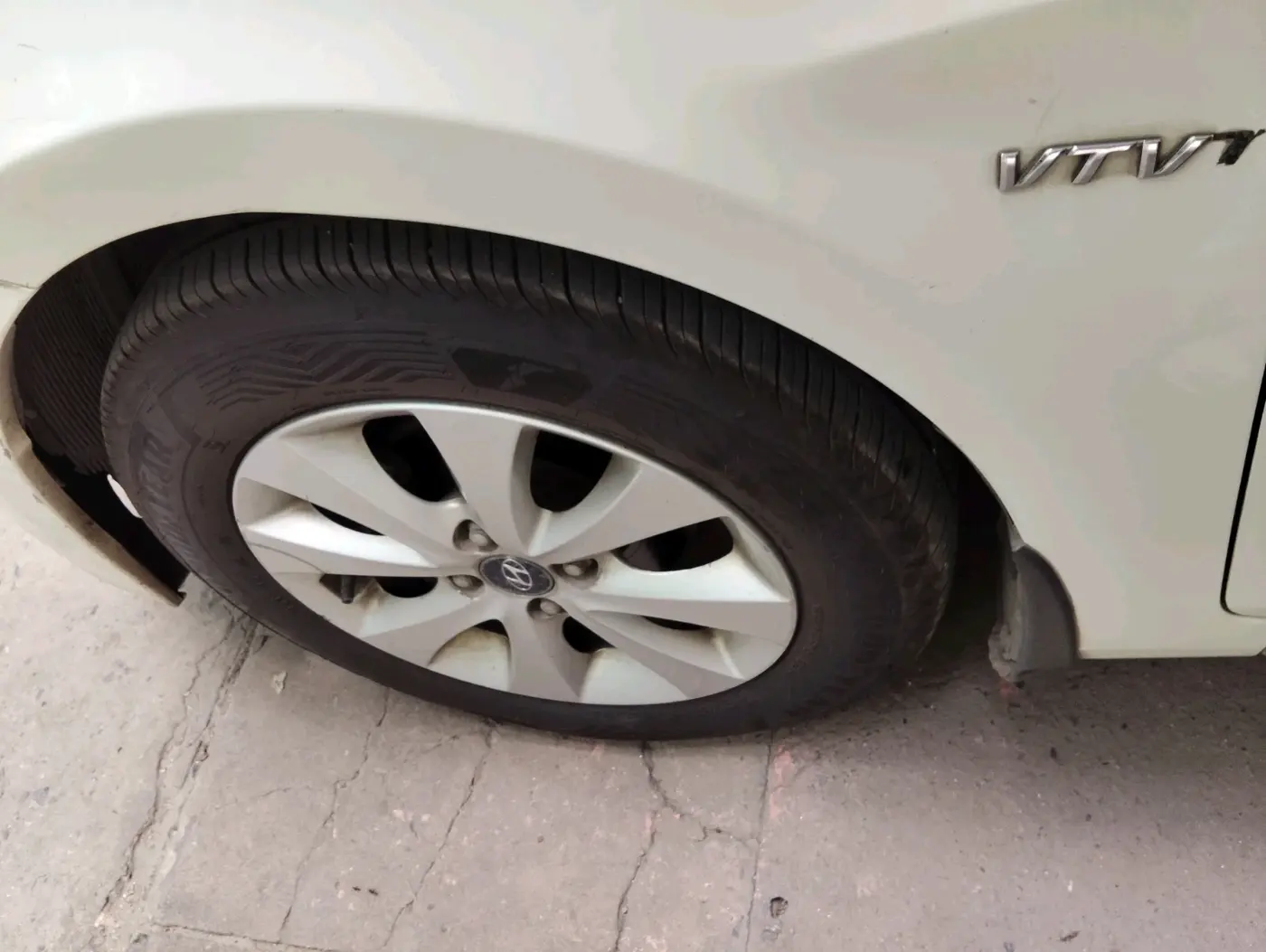 2016 Hyundai Verna FLUIDIC 4S 1.6 VTVT S AT, Petrol, Automatic, 1,59,492 km, tyre