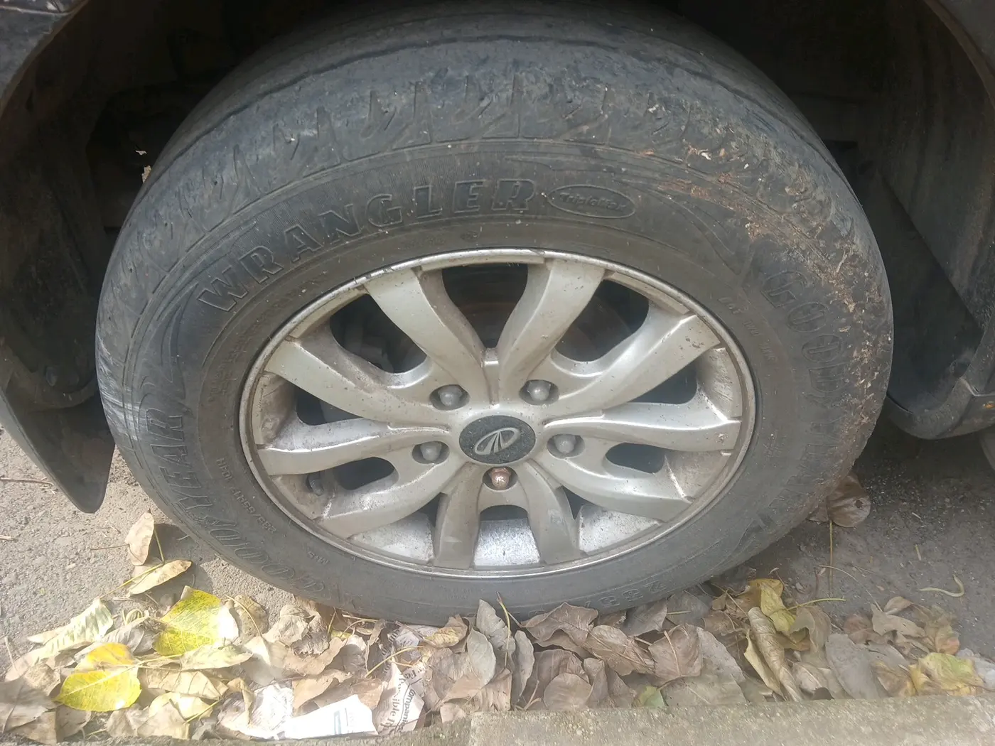 2015 Mahindra XUV500 W10, Diesel, Manual, 1,01,601 km, tyre