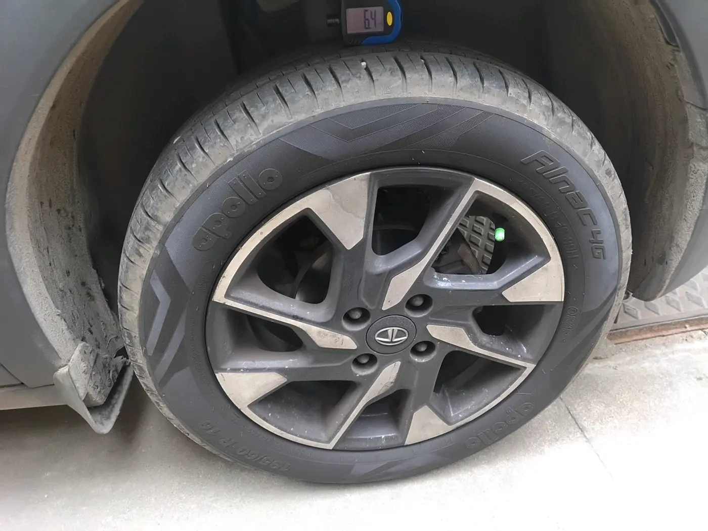 2023 Tata PUNCH Creative Dual Tone AMT Sunroof , Petrol, Automatic, 37,024 km, tyre