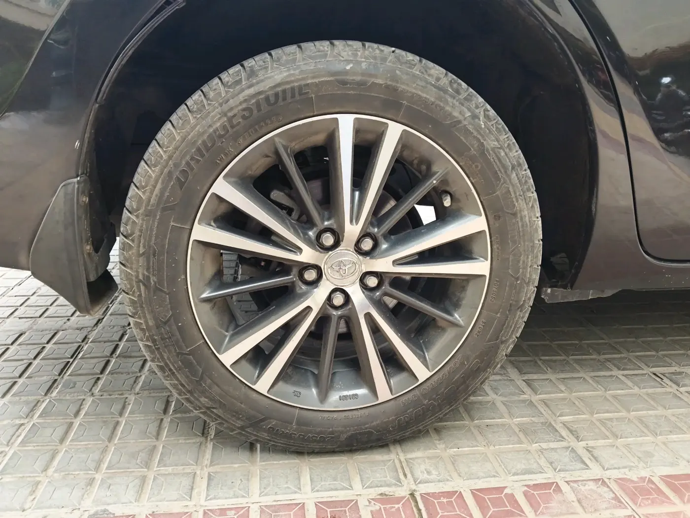 2017 Toyota Corolla Altis VL CVT PETROL, Petrol, Automatic, 1,61,871 km, tyre