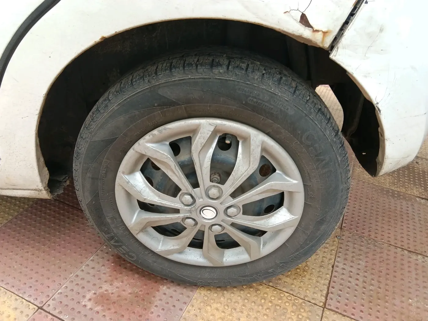 2015 Maruti Celerio VXI CNG, CNG, Manual, 1,57,293 km, tyre