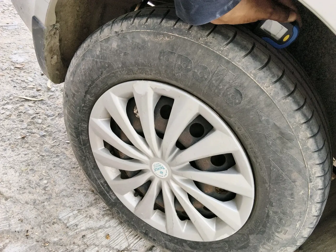 2015 Maruti Swift Dzire VXI, Petrol, Manual, 99,560 km, tyre